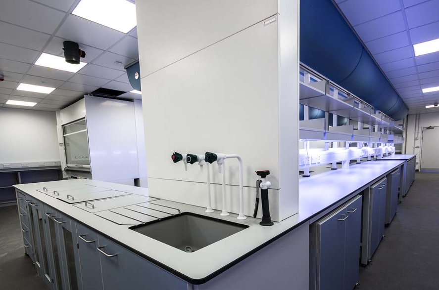 کدام سینک آزمایشگاهی ضد اسید بهتر است؟ مقایسه انواع