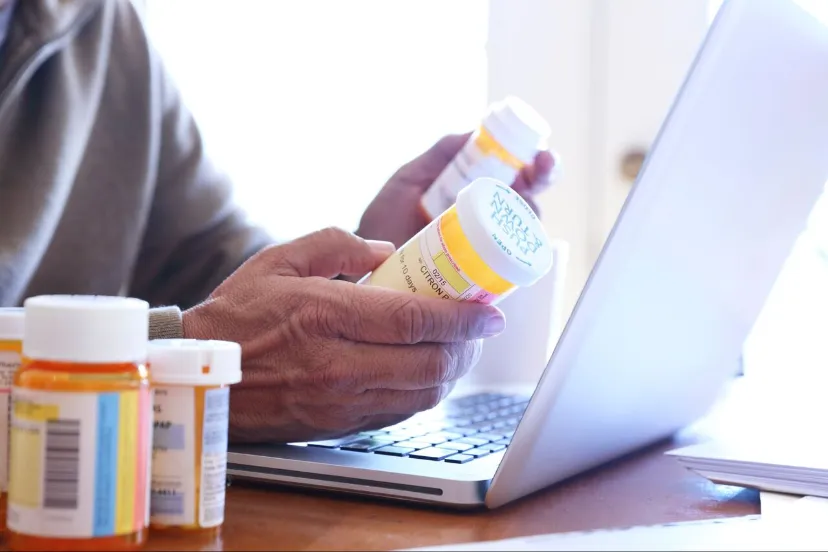 کمیسیون اصل ۹۰ مجلس به بررسی توزیع اینترنتی دارو پرداخت